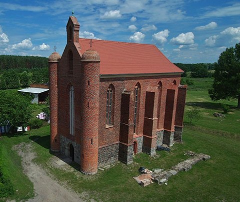 Zwei Luftaufnahmen der restaurierten Kirche in Quartschen