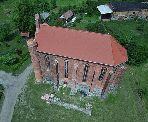 Zwei Luftaufnahmen der restaurierten Kirche in Quartschen