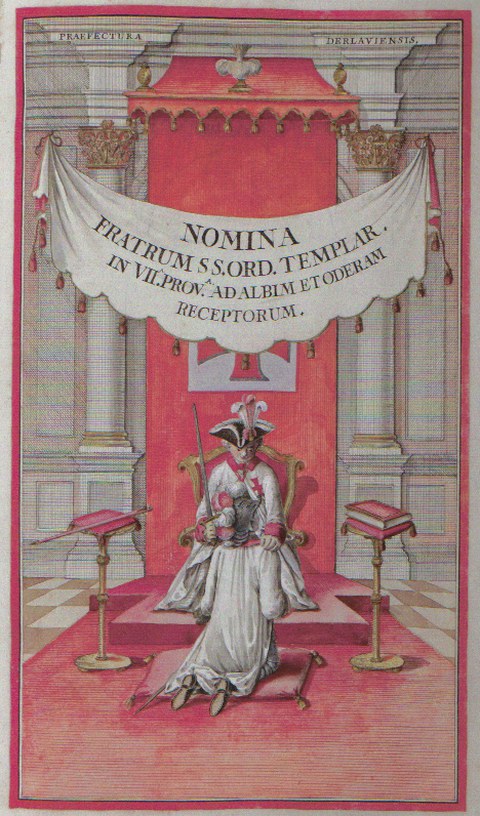Historische Farbillustration einer rituellen Aufnahme in den Templerorden (Strikte Observanz). Im Zentrum kniet eine Person in weißer Ordenstracht mit Schwert vor einem Thron und einem Templerkreuz. Darüber hängt ein großes weißes Banner mit lateinischer Inschrift, flankiert von zwei Säulen und Buchpulten.
