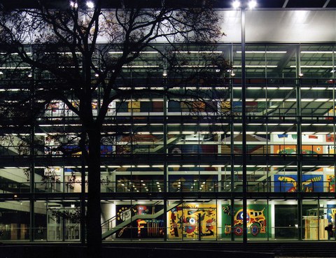 Das Hörsaalzentrum bei Nacht.