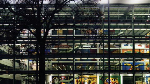 Das Hörsaalzentrum bei Nacht.