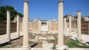 Auf dem Bild sind die archäologischen Überreste einer Synagoge in Sardes zu sehe