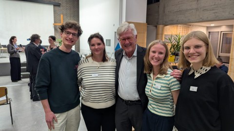 Vier Personen, eine ist Bedford-Strohm