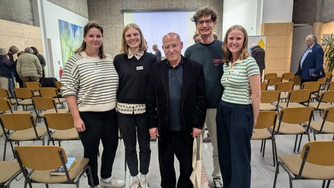 Vier Personen, eine ist Gregor Gysi