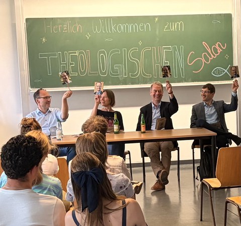 Die Professor*innen spielen ein Spiel beim theologischen Salon