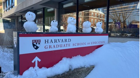 Ein Gebäude von Harvard