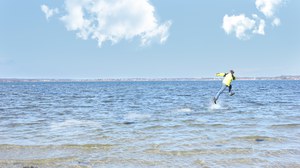 Ein Mensch läuft über das Wasser