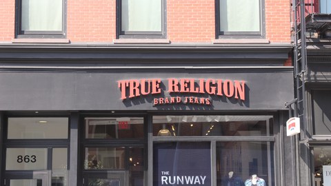 True Religion steht über einem Geschäft