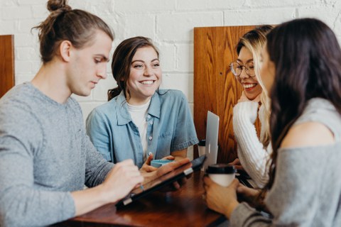 Studenten, die gemeinsam arbeiten