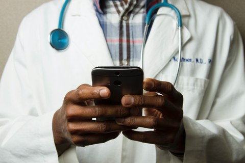 Arzt mit Smartphone in der Hand