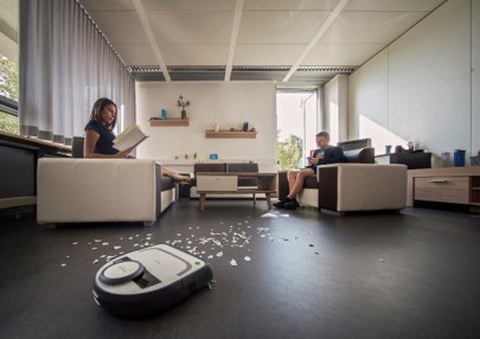 Bild vom Smart Home Labor mit einem Staubsaugerroboter