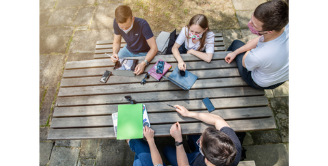 Studierende die gemeinsam arbeiten