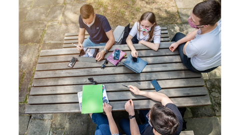 Studierende die gemeinsam arbeiten