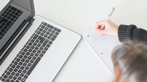 Menschen schreiben etwas in Notizbücher