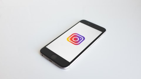 Ein Smartphone, auf dem man das Instagram-Symbol sieht.