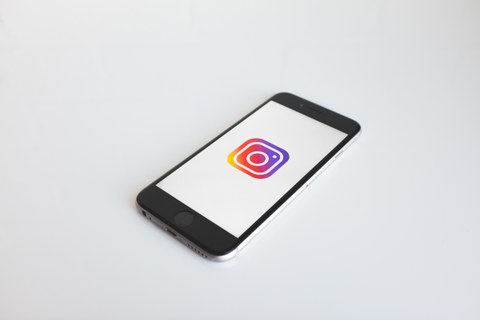 Ein Smartphone, auf dem man das Instagram-Symbol sieht.