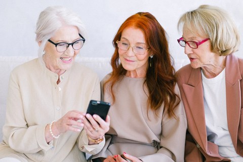 Seniorinnen am Handy