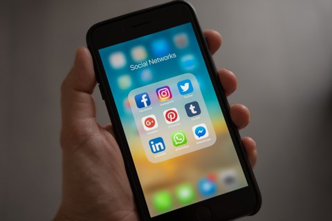 Apps von sozialen Netzwerken auf einem Handy Display