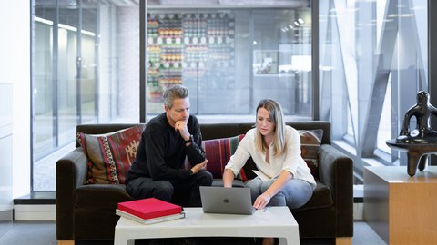 Menschen auf Arbeit mit Rechner und Sofa