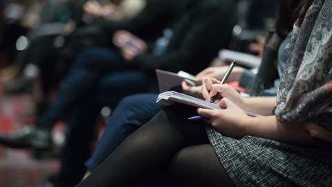 Menschen schreiben etwas in Notizbücher