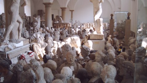 Foto der vielen antiken Skulpturen im Schaukasten des Albertinums in Dresden