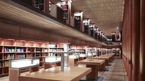 Foto eines Gangs in der Bibliothek mit leeren Stehtischen 