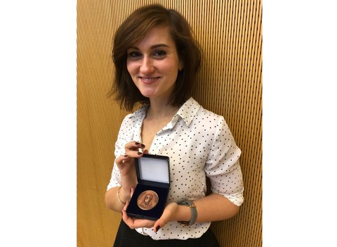 Foto von Frau Franziska Luppa, die stolz die ihr verliehene Lohrmann-Medaille zeigt