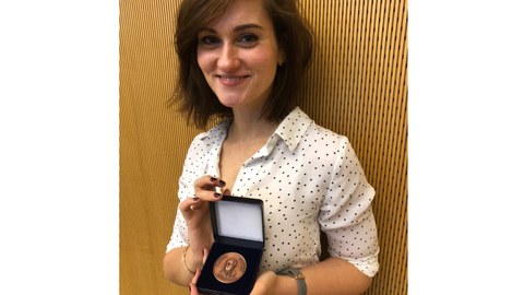 Foto von Frau Franziska Luppa, die stolz die ihr verliehene Lohrmann-Medaille zeigt