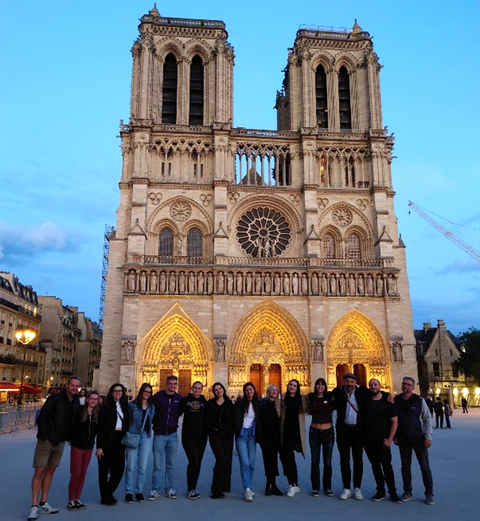 Exkursionsgruppe vor dem Dom Notre Dame