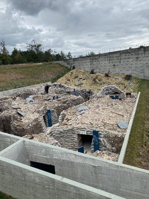 Foto zeigt Schützengräben