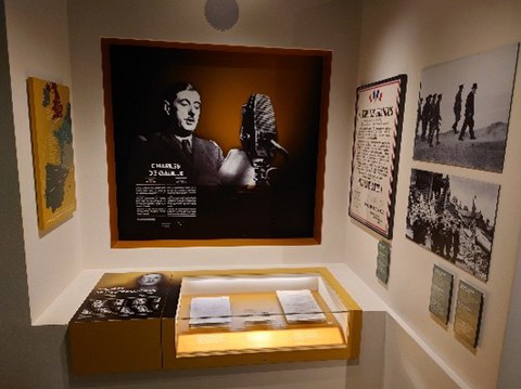 Foto zeigt Ausstellungsraum zu de Gaulle im Musee de la Liberation