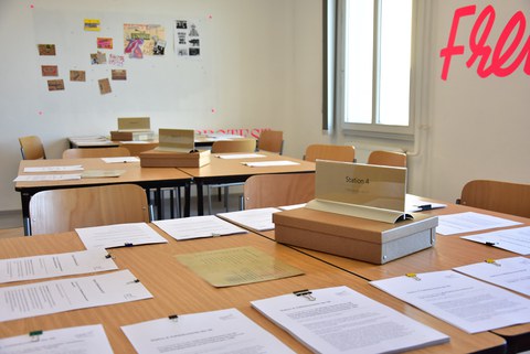 Das Foto zeigt den Stationsaufbau für den Projekttag in der Gedenkstätte Bautzner Straße