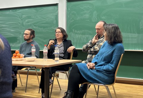 Das Foto zeigt die Teilnehmer der Podiumsdiskussion im Gespräch