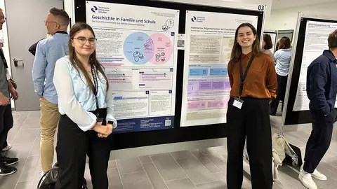 Das Bild zeigt Sara Gätke und Theresa Kempe vor ihrem auf der KGD präsentierten Poster