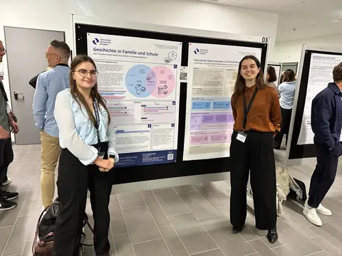 Das Bild zeigt Sara Gätke und Theresa Kempe vor ihrem auf der KGD präsentierten Poster