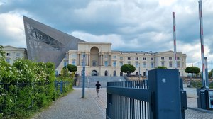 Foto zeigt das Militärhistorische Museum Dresden in der Frontsicht