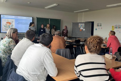 Das Bild zeigt eine Präsentation zum Projekt BYOS und Zuhörende