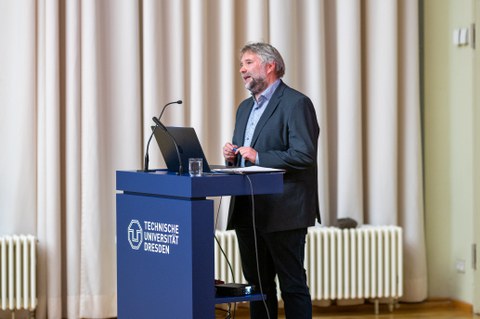 Eröffnung der Podiumsdiskussion durch Tobias Kley (Brücke/Most-Stiftung, sLAG, Erdi)