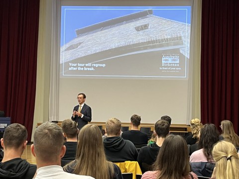 Wojtek Soczewica (Auschwitz-Foundation) im Gespräch mit Gästen der Veranstaltung
