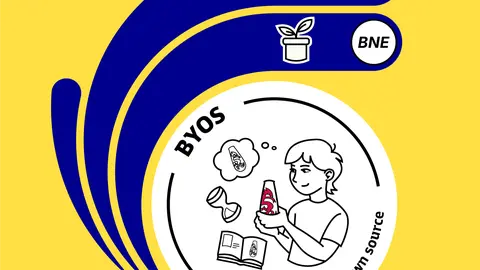 Bild zeigt den Oberkörper eines Jungen im blauen Shirt, der mit Lupe ein Buch betrachtet. Um ihn herum schwirren ein Globus, eine Sprechblase und Fußspuren. Unter ihm steht in Großbuchstaben "Bring your own Source"
