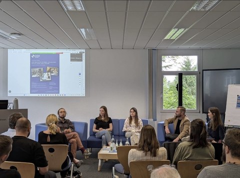 Das Bild zeigt die Podiumsdiskussion auf dem DDR-Fachtag