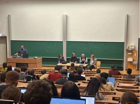 Das Bild zeigt die vier Referierenden Friederike Koch-Heinrichs, Justus Ulbricht, Volker Strähle und Corinna Link (v.l.)