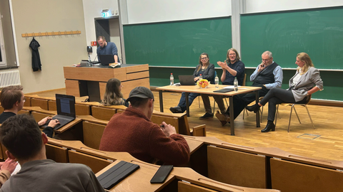 Das Foto zeigt Moderator Mathias Herrmann und die vier Referierenden Friederike Koch-Heinrichs, Justus Ulbricht, Volker Strähle und Corinna Link (v.l.)