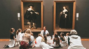 Foto zeigt Kindergruppe vor Gemälden historischer Persönlichkeiten im Museum