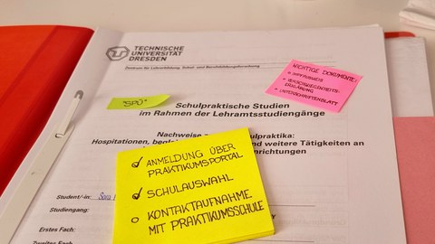 Das Foto zeigt einen Hefter, welcher alle Praktikumsdokumente aus den Lehramtstudiengängen enthält. Zu sehen ist die Titelseite mit Post-it Notes, welche To-Do Listen zeigen.