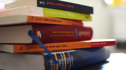 Zu sehen ist ein Stapel mit Büchern über Themen aus der Frühen Neuzeit.