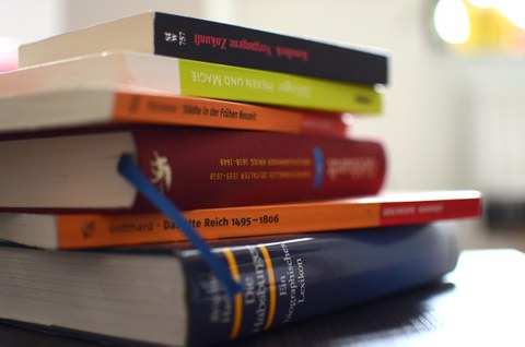 Zu sehen ist ein Stapel mit Büchern über Themen aus der Frühen Neuzeit.