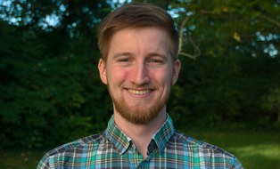 ein lächelnder Mann im Grünen