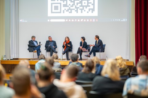 Das Podium (v.l.n.r.: Tobias Kley, Prof. Dr. Jens-Christian Wagner (Stiftung Gedenkstätten Buchenwald / Mittelbau-Dora), Dr. Andrea Genest (Gedenkstätte Ravensbrück), Dr. Birgit Sack (Gedenkstätte Münchner Platz), Wojtek Soczewica