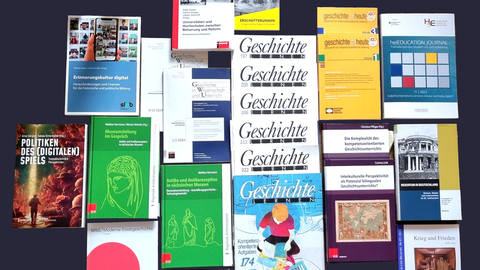 Foto zeigt die Publikationen der Professur. Es werden die Einbände der Schriften veröffentlicht, welche selbst von Mitglidern herausgegeben wurden, oder in welchen sie veröffentlichten.